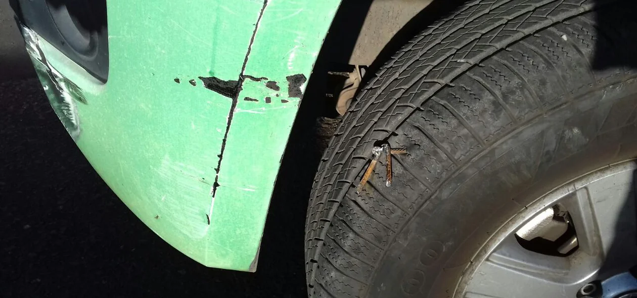 Miguelitos danificaram o pneu da viatura na frente da agência