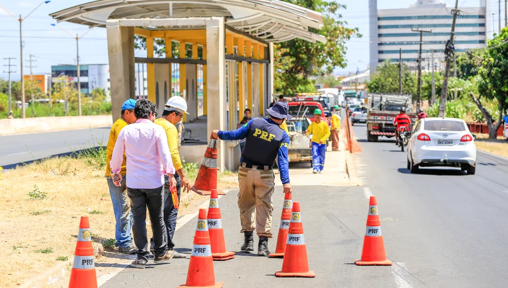PRF organizando o transito na BR 316