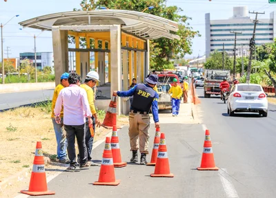 PRF organizando o transito na BR 316