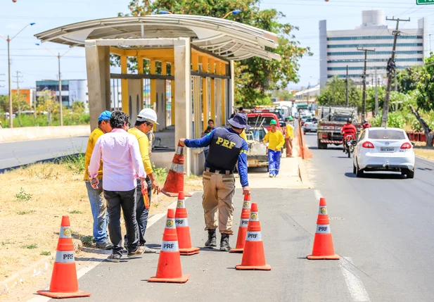 PRF organizando o transito na BR 316