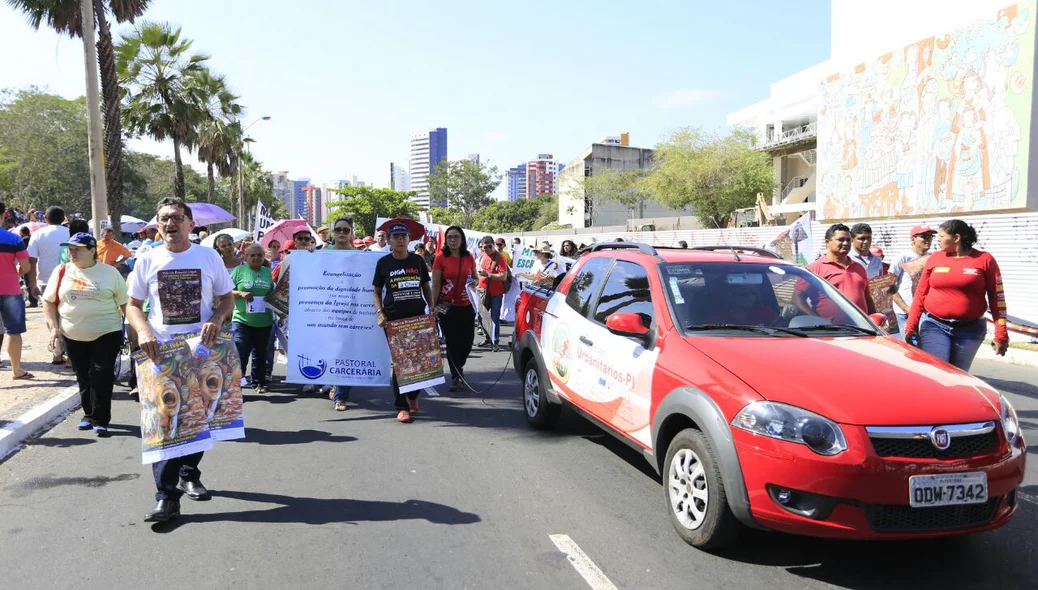 Ato é realizado em contraste ao desfile do 07 de setembro