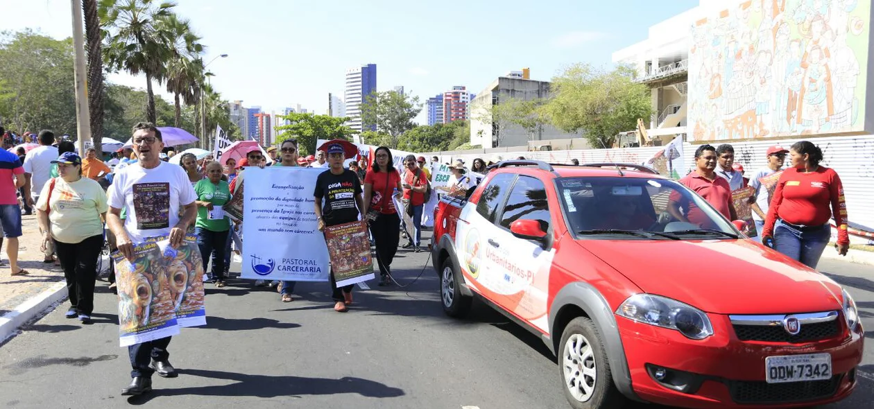 Ato é realizado em contraste ao desfile do 07 de setembro