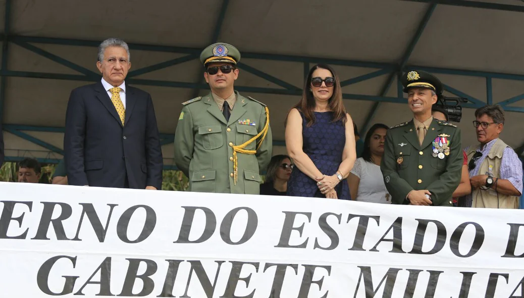 Autoridades acompanham desfile cívico