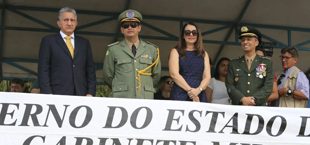 Autoridades acompanham desfile cívico