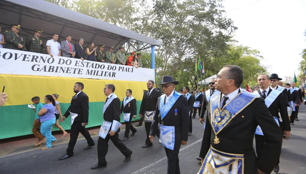 Autoridades participaram do desfile