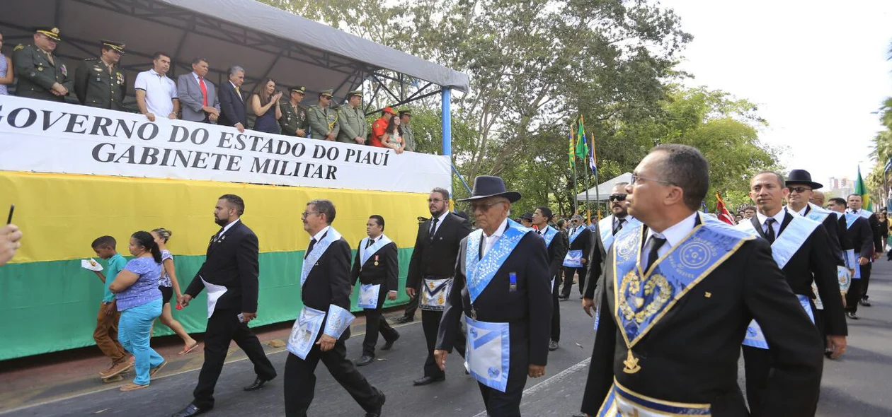 Autoridades participaram do desfile