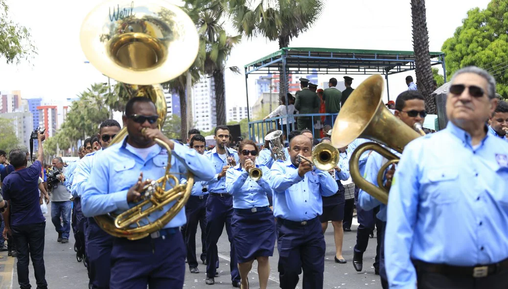 Bandas animaram o desfile