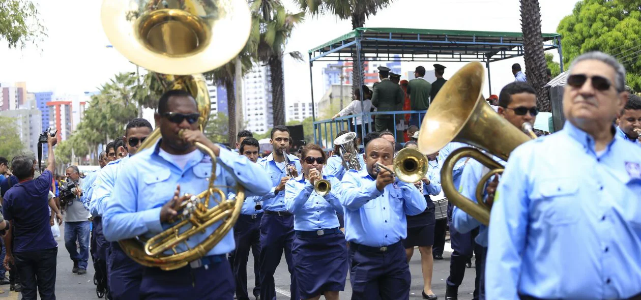 Bandas animaram o desfile