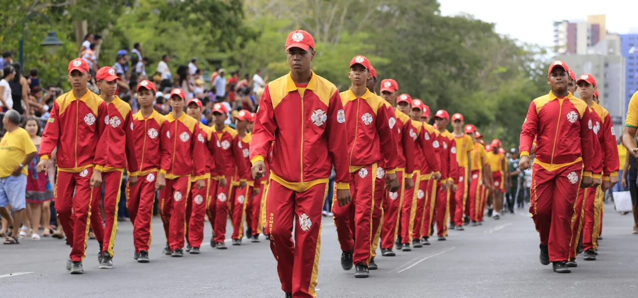 Brigada de incêndio participa do desfile