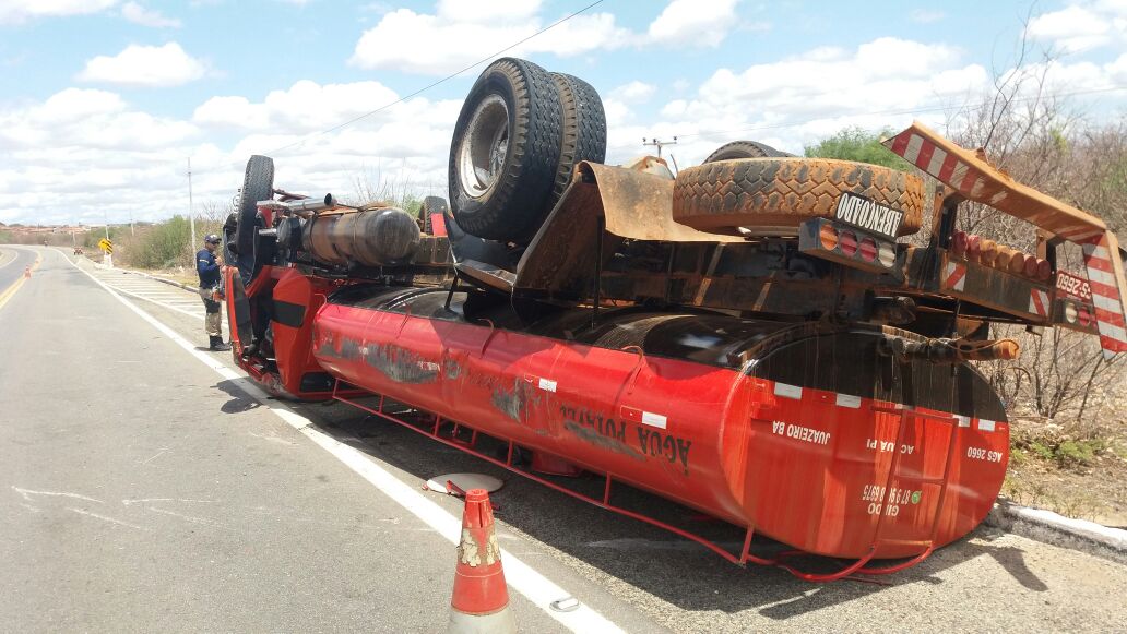 Caminhão tombado na estrada 