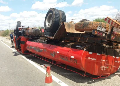 Caminhão tombado na estrada 