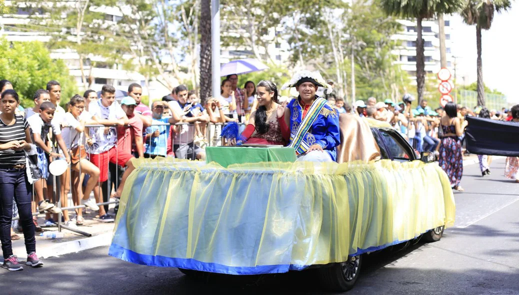 Carros fantasiados desfilam