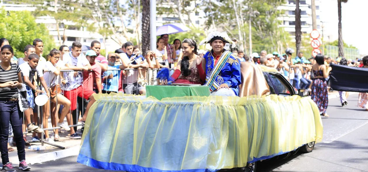 Carros fantasiados desfilam