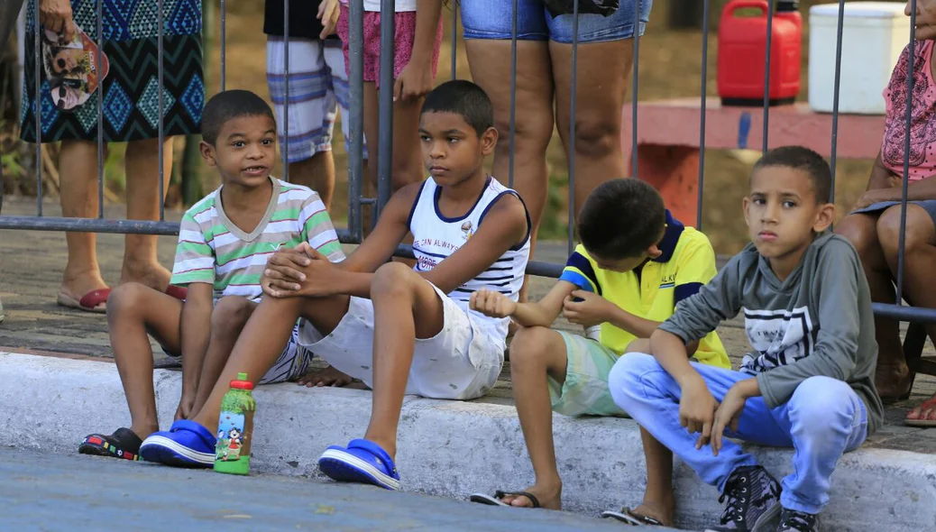 Crianças acompanham o desfile