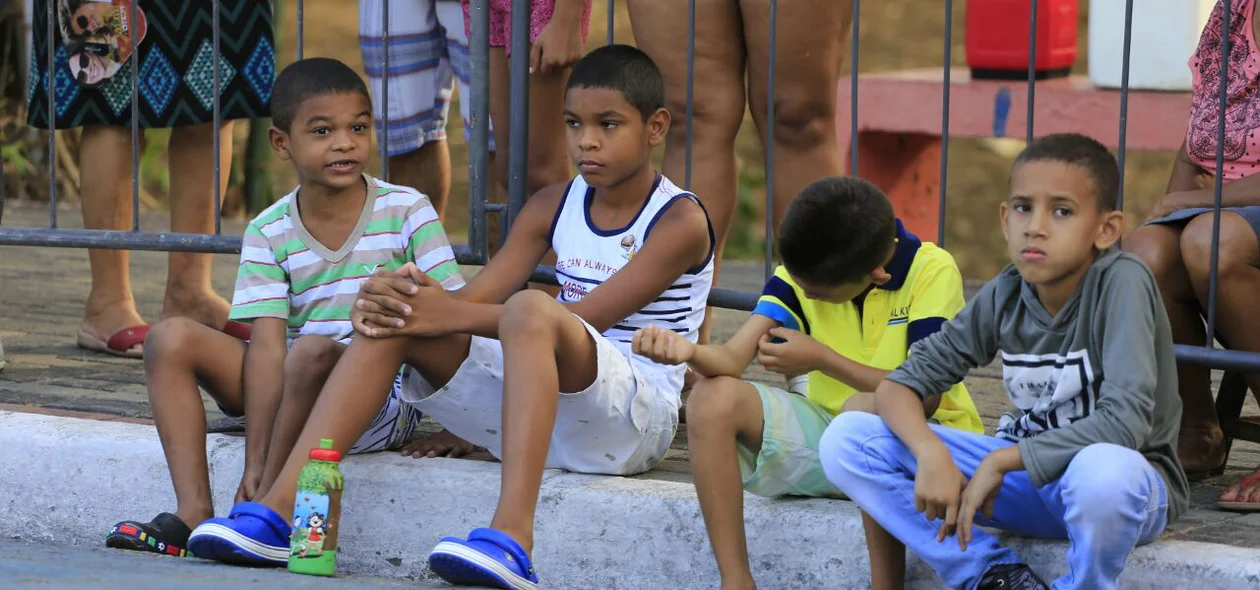 Crianças acompanham o desfile