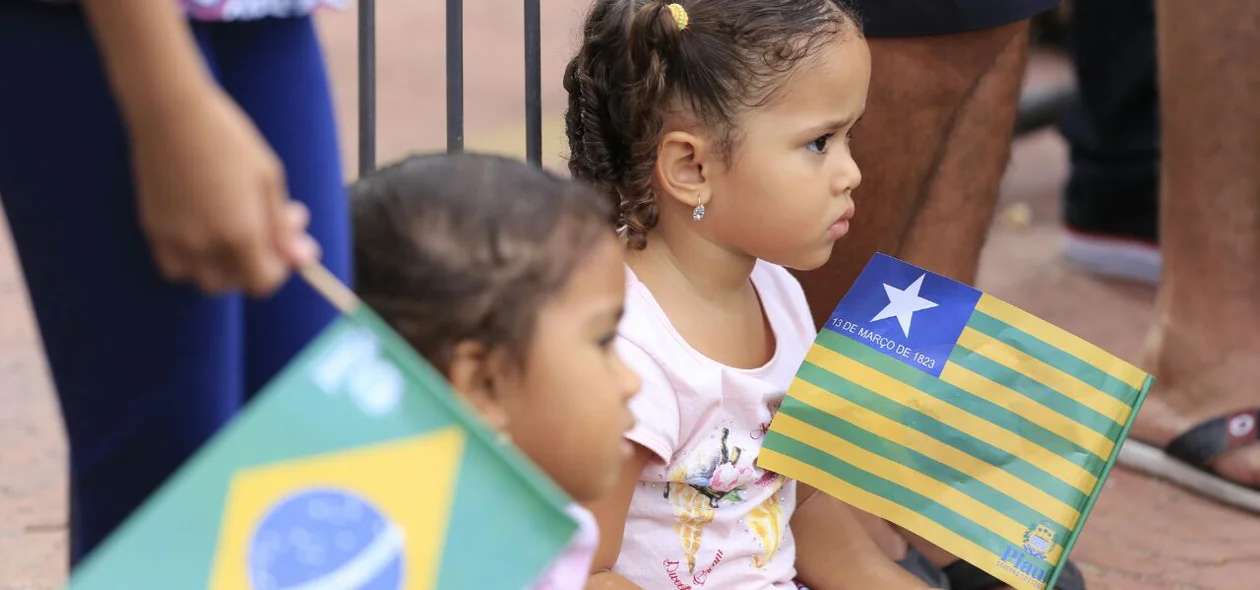 Crianças acompanham o evento
