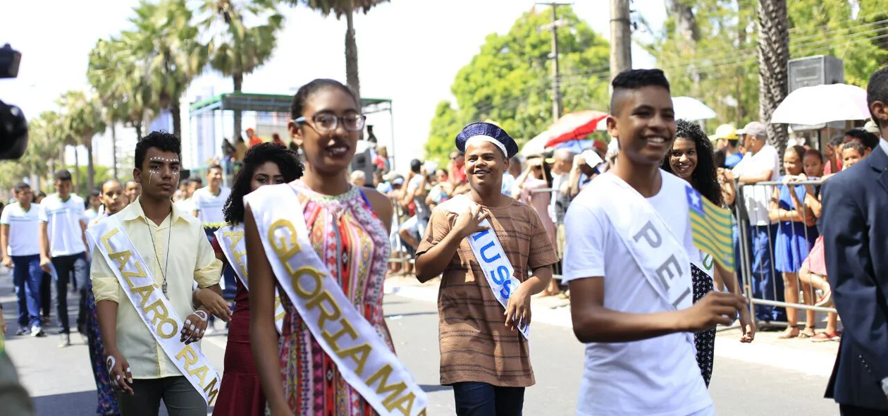 Desfile cívico na Marechal