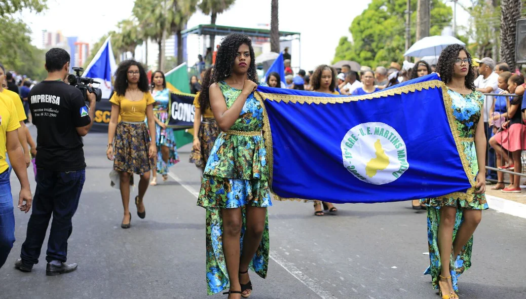 Desfile conta com a participação de diversos grupos