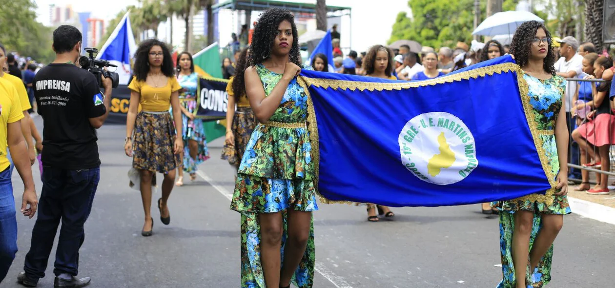 Desfile conta com a participação de diversos grupos