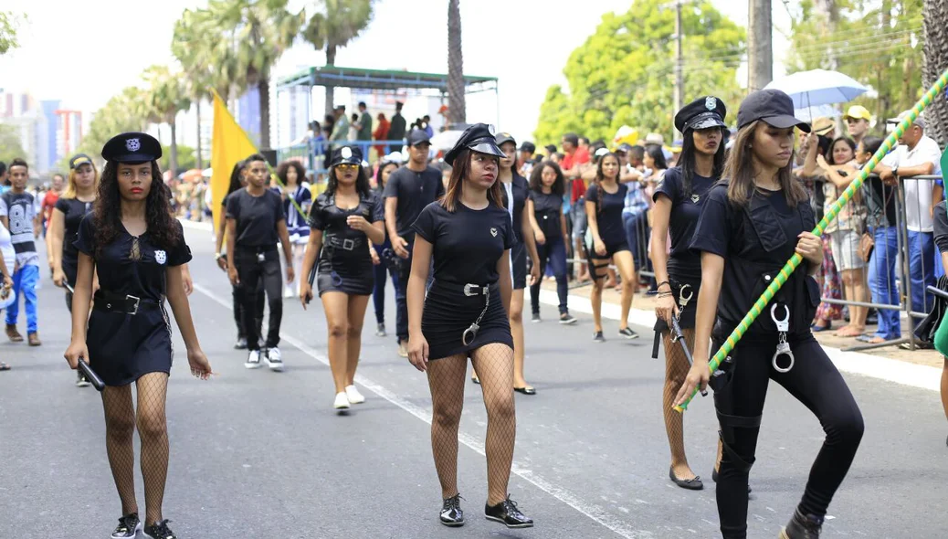 Diversas pessoas fantasiadas também participaram do desfile