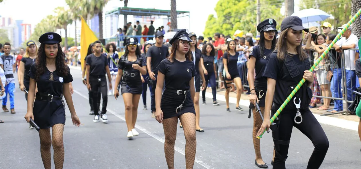 Diversas pessoas fantasiadas também participaram do desfile