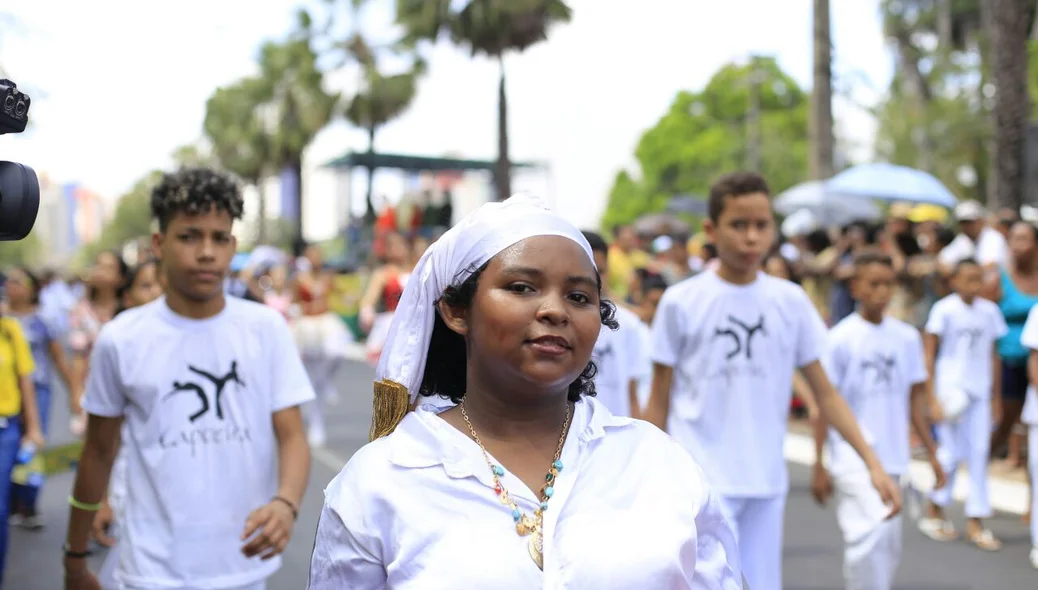 Diversos grupos participam do desfile