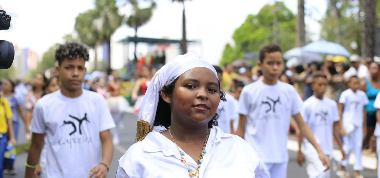 Diversos grupos participam do desfile