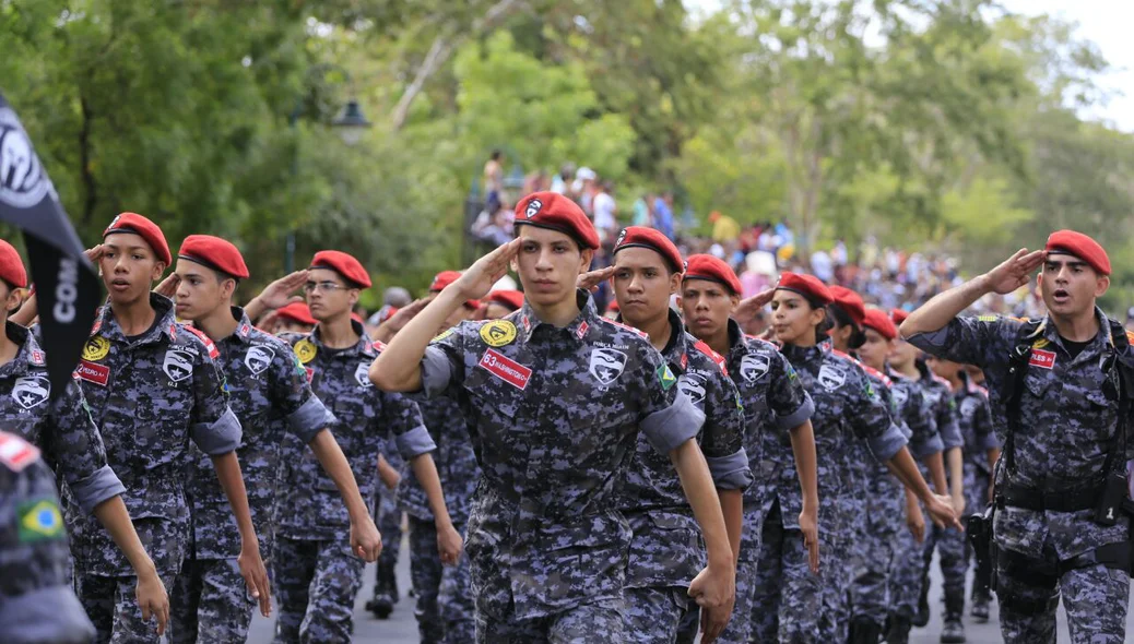 Escolas desfiam no Dia da Independência