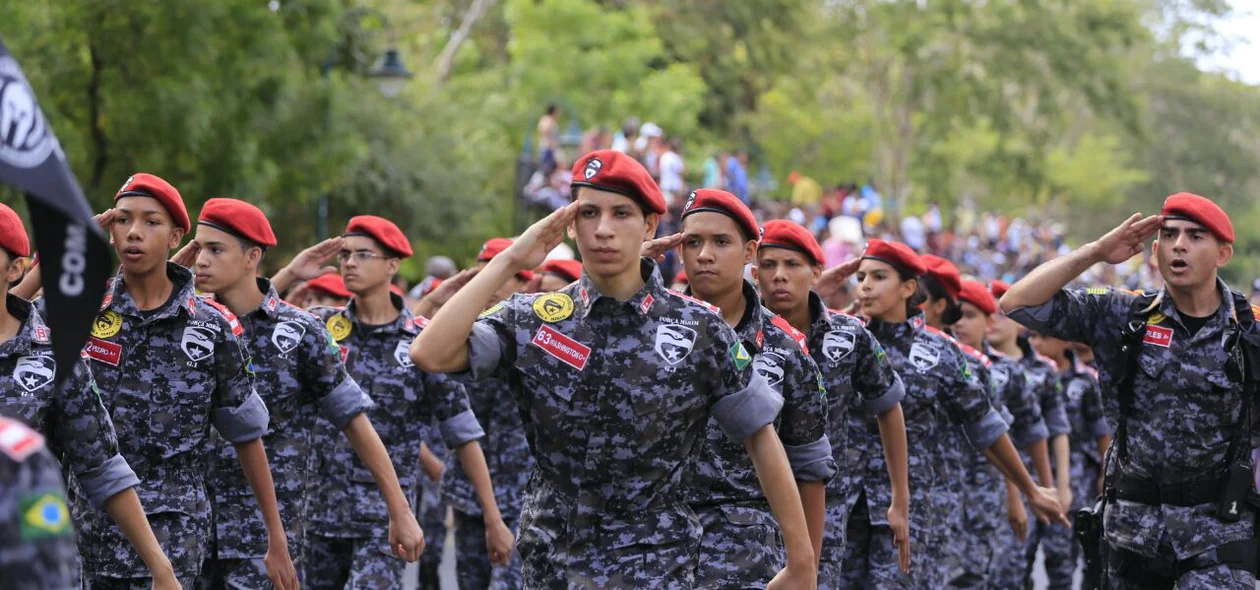 Escolas desfiam no Dia da Independência