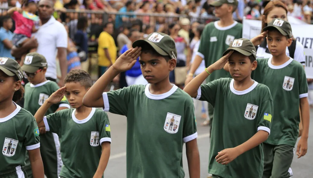 Escolas públicas e particulares participam do desfile cívico