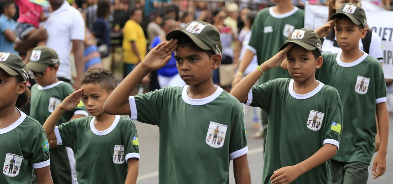 Escolas públicas e particulares participam do desfile cívico