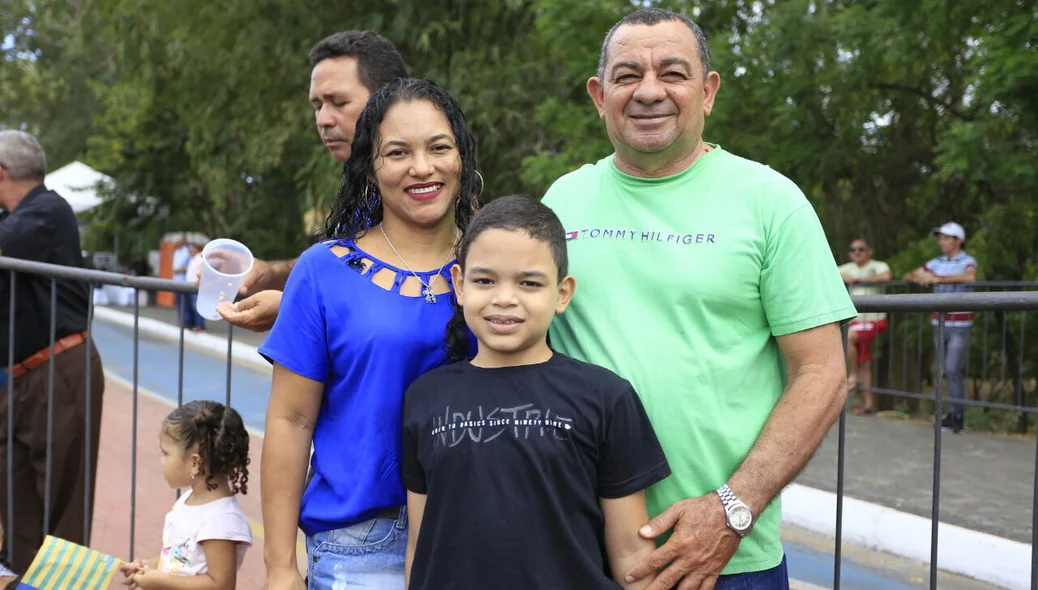 Espectador Zuca Bala e sua família prestigiam o evento