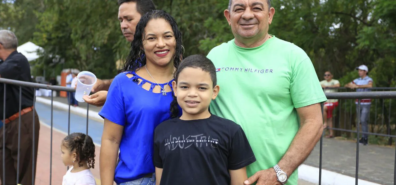 Espectador Zuca Bala e sua família prestigiam o evento
