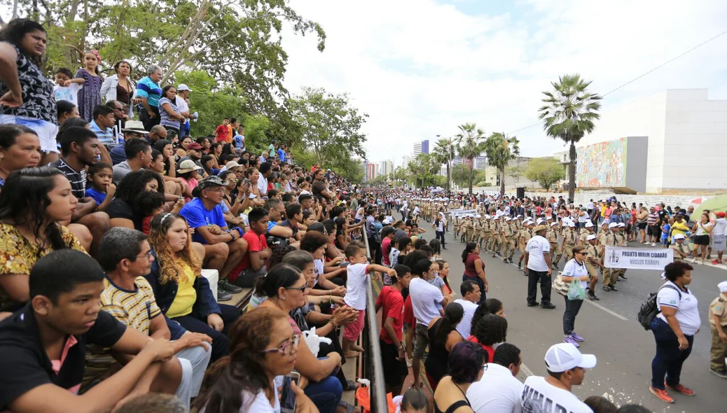 Espectadores acompanham o desfile
