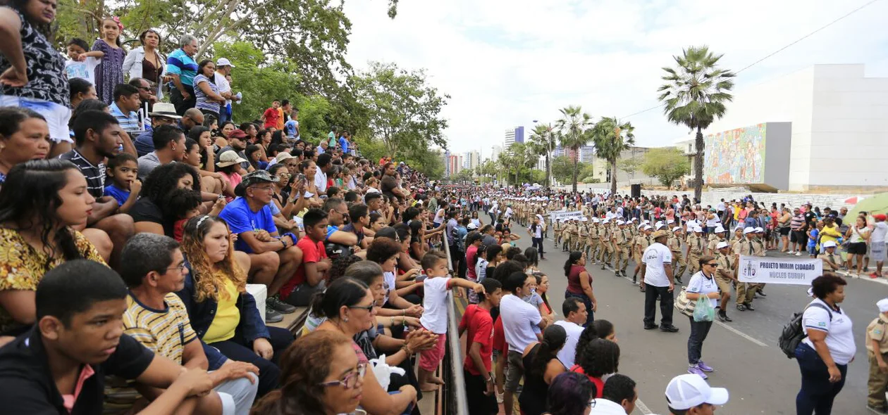 Espectadores acompanham o desfile