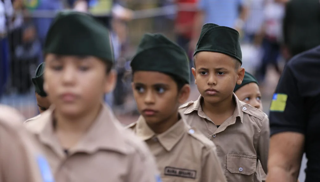 Estudantes de diversas escolas participam do desfile da Independência