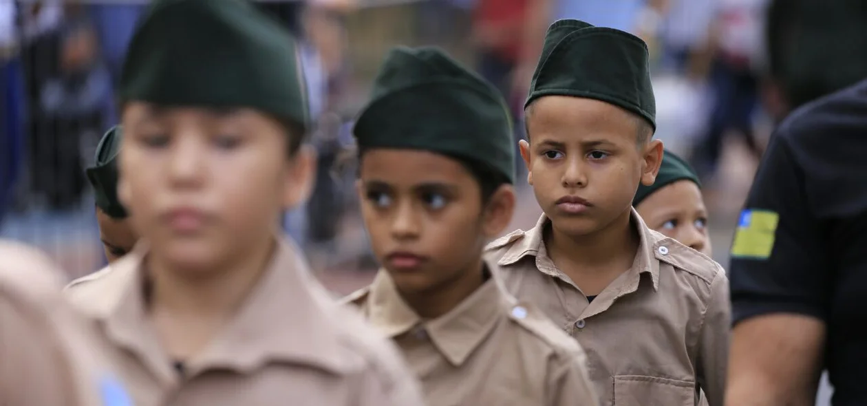 Estudantes de diversas escolas participam do desfile da Independência