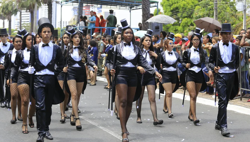 Estudantes fantasiados participam do desfile cívico