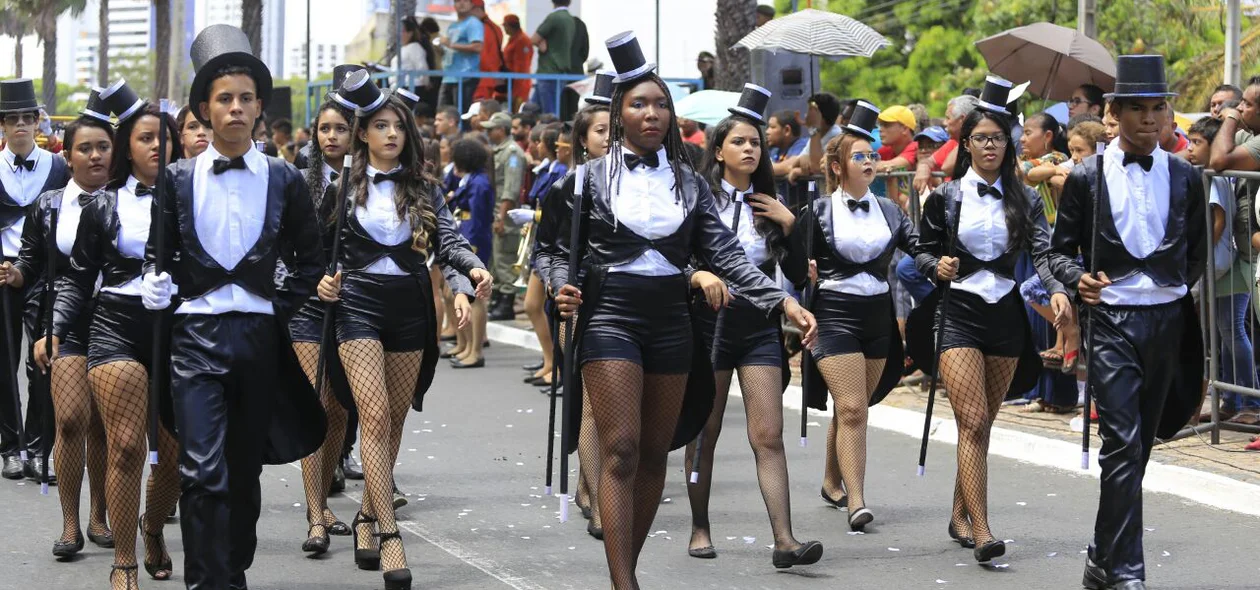 Estudantes fantasiados participam do desfile cívico