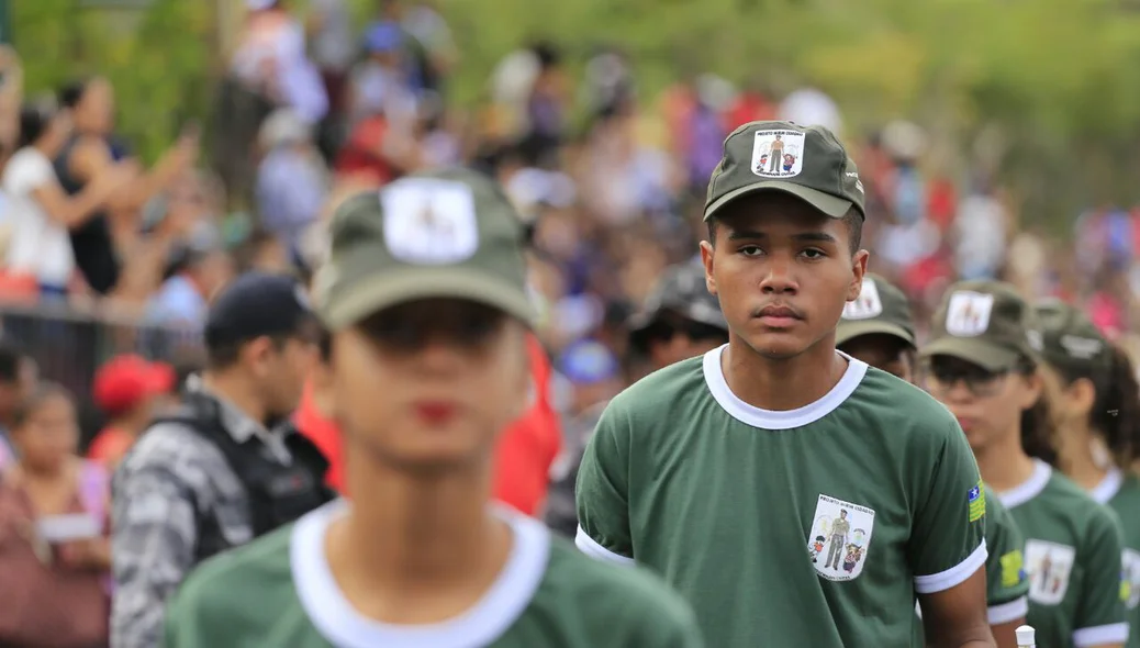 Estudantes participam do desfile do dia 07 de setembro
