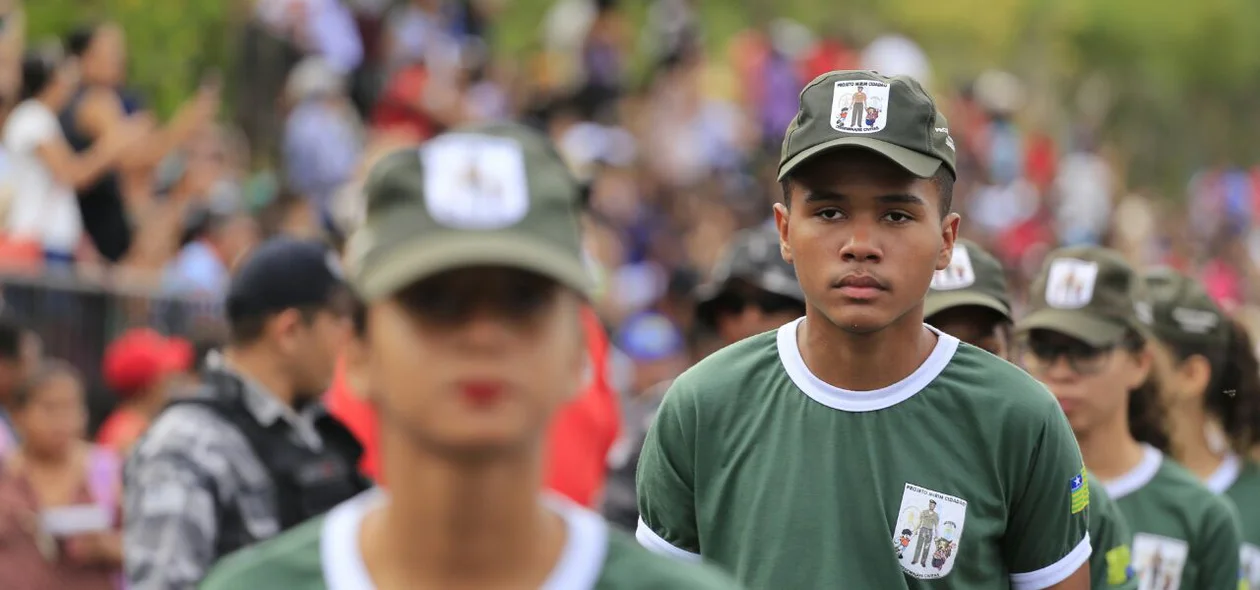 Estudantes participam do desfile do dia 07 de setembro