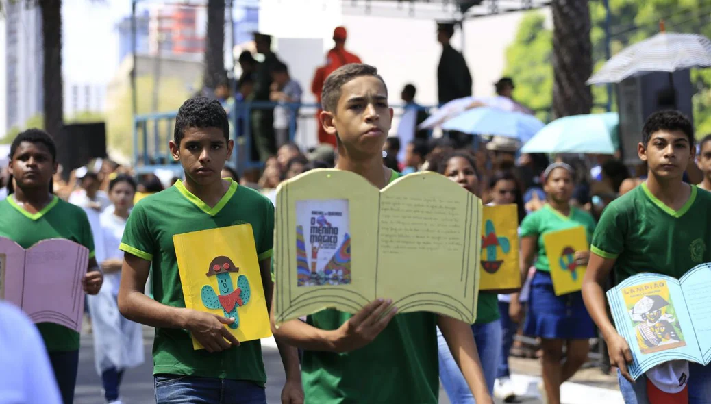 Estudantes participam do desfile