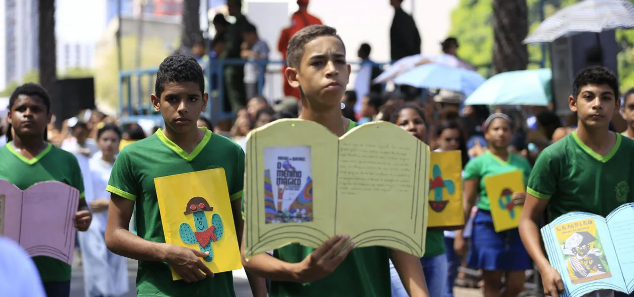 Estudantes participam do desfile