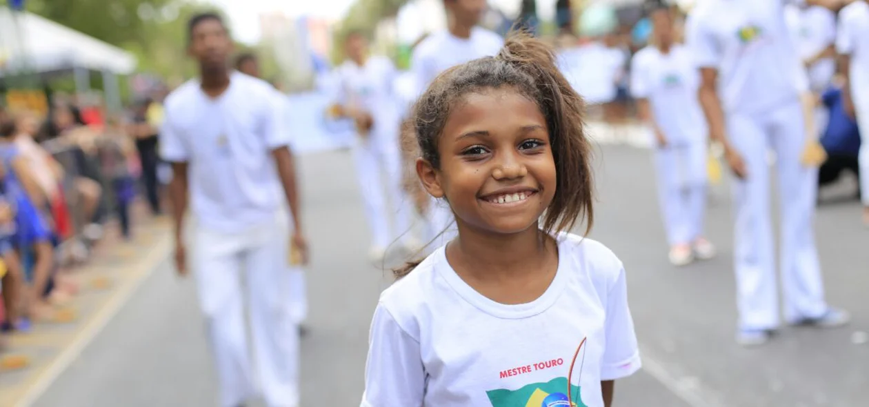 Grupos de capoeira participam do desfile cívico