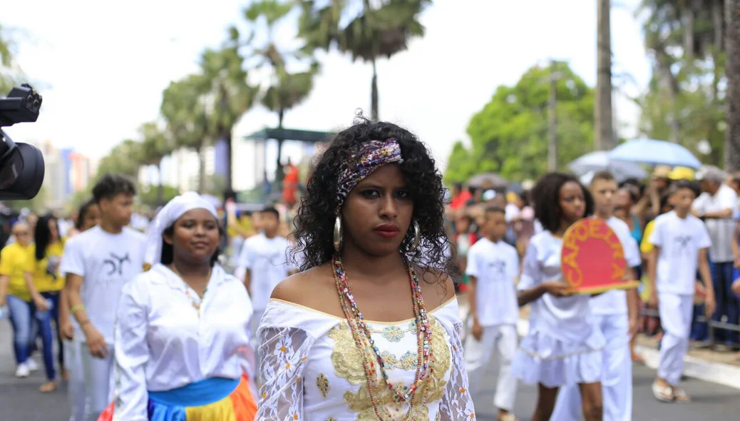 Grupos participam do desfile
