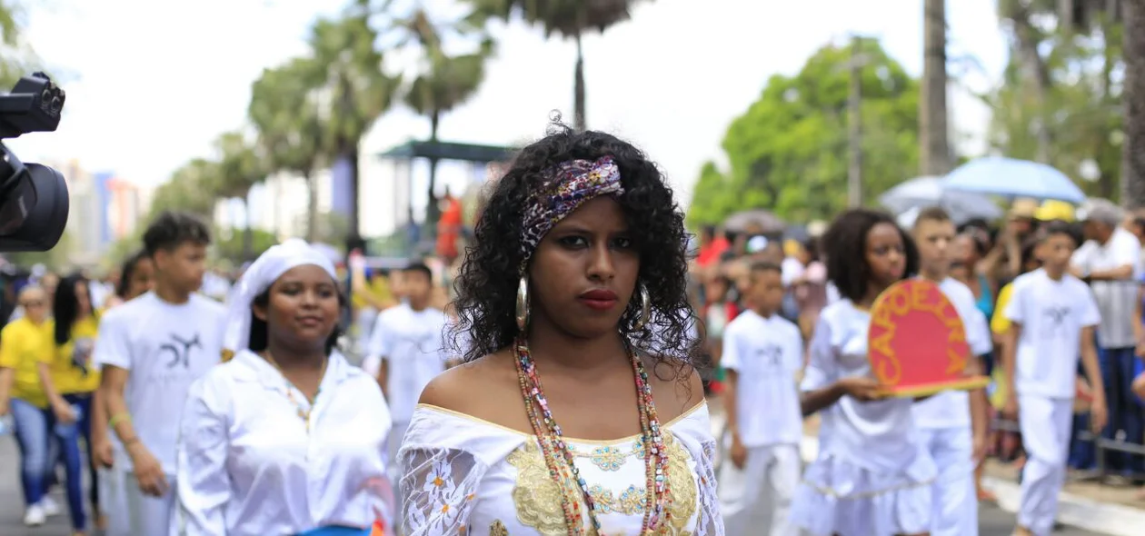 Grupos participam do desfile