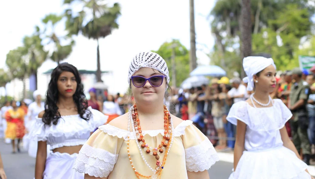Grupos representando as mulheres desfilam na Marechal