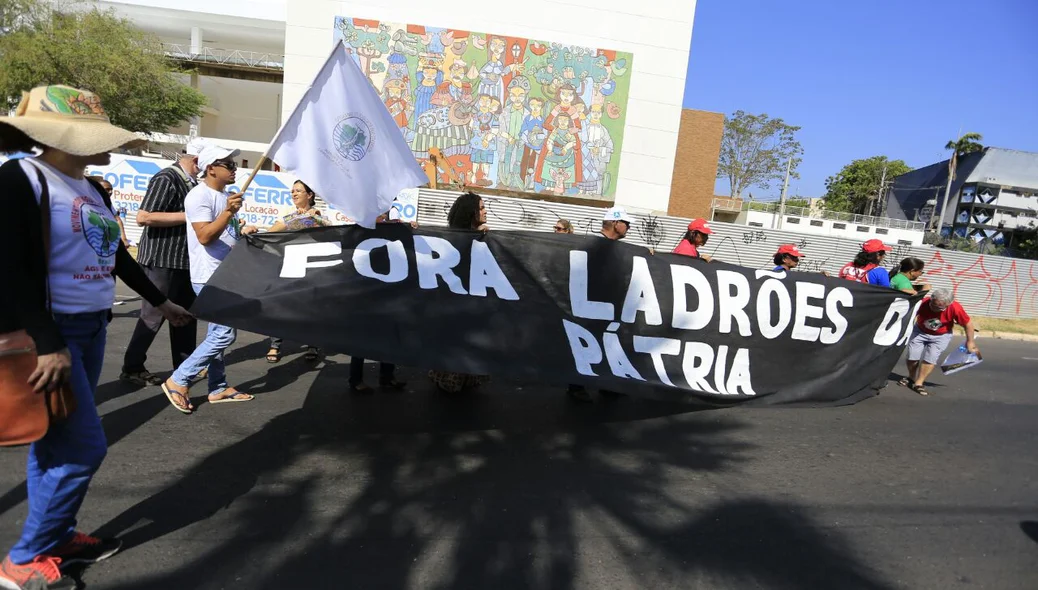 Manifestantes lutam pela democracia