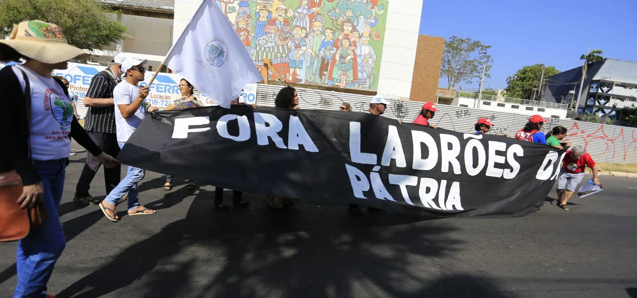 Manifestantes lutam pela democracia