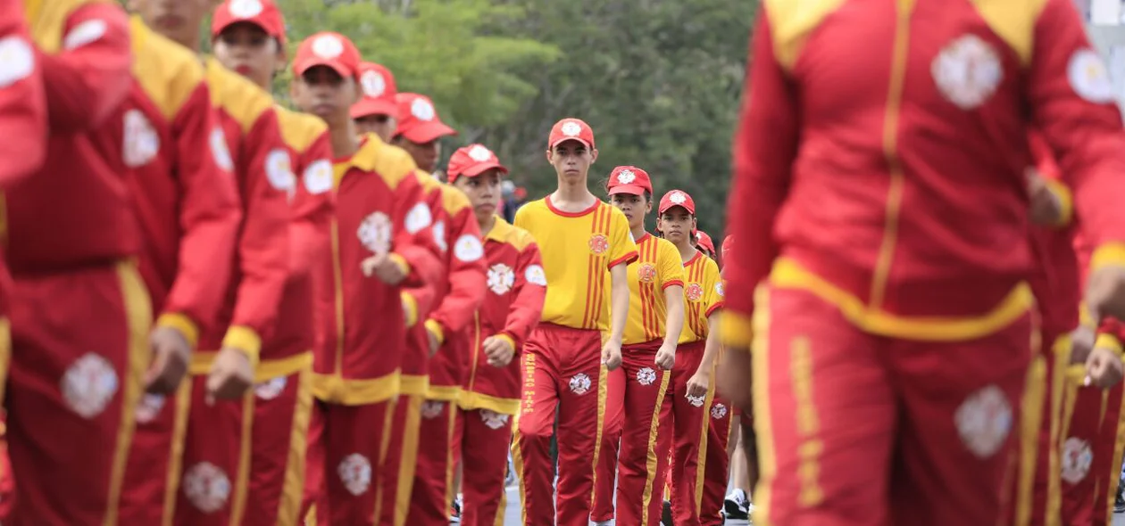 Membros da brigada de incêndio participaram do desfile